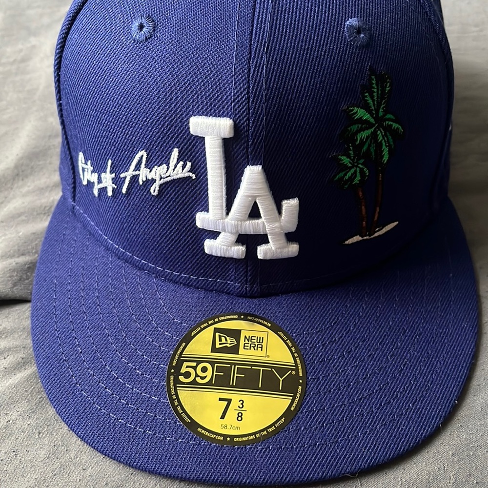 Selling this hat I have not warn it once it’s too big